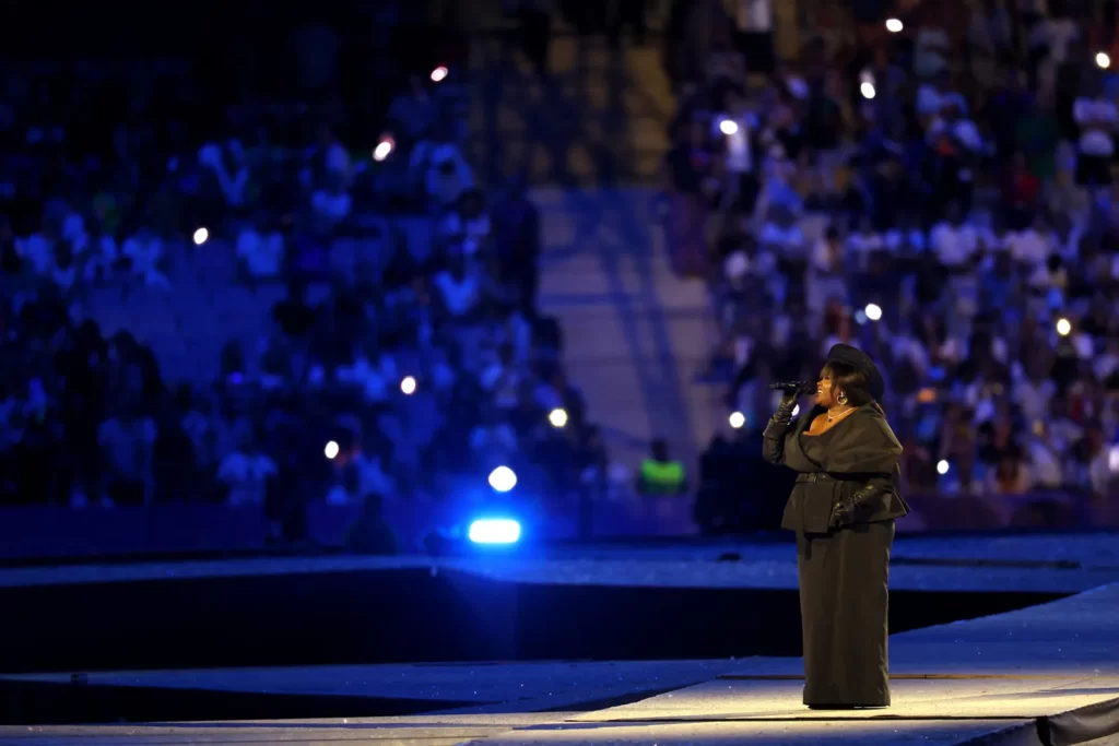 Véritable tour de force, avec une énergie et une présence scénique électrisantes, la performance de la chanteuse a laissé le public en délire non sans toutefois éblouir les spectateurs.