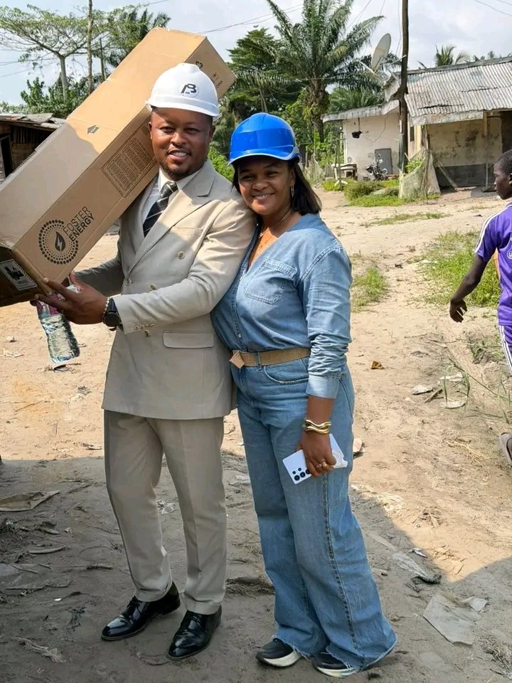 Douala s’éclaire : L’honorable Nourane Foster et son époux installent 200 lampadaires Foster Energy pour l’amélioration de la qualité de vie des populations de Mbanga Pongo et Mbanga Bekoko.